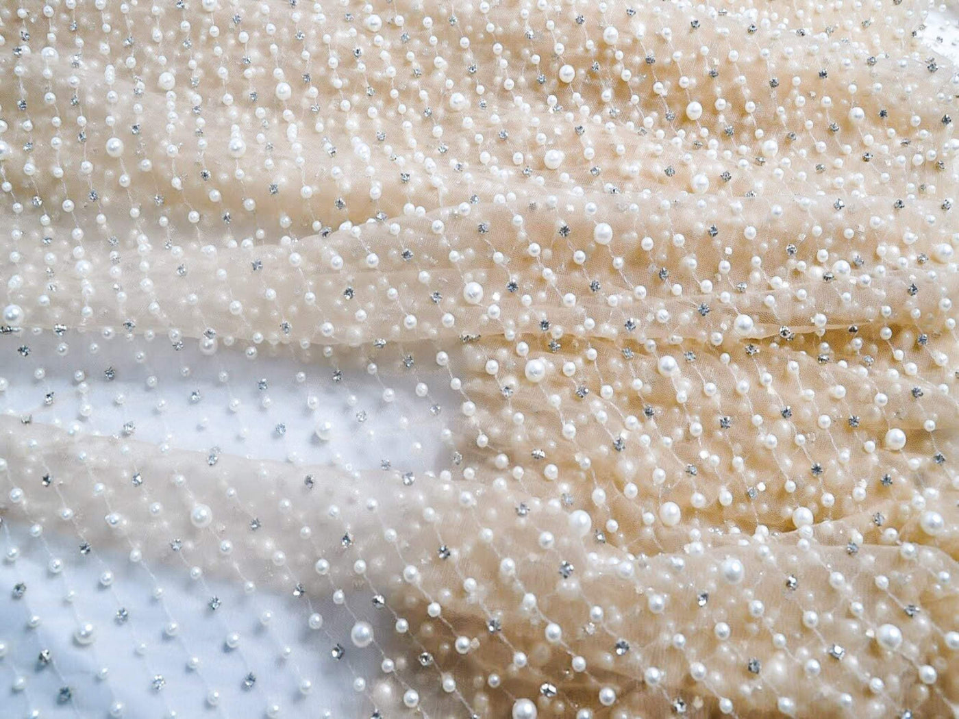 Multitud de perlas y piedras de plata Encaje desnudo hecho a mano con cuentas