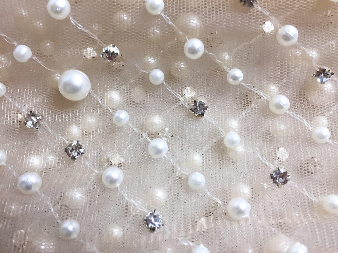 Multitud de perlas y piedras de plata Encaje desnudo hecho a mano con cuentas